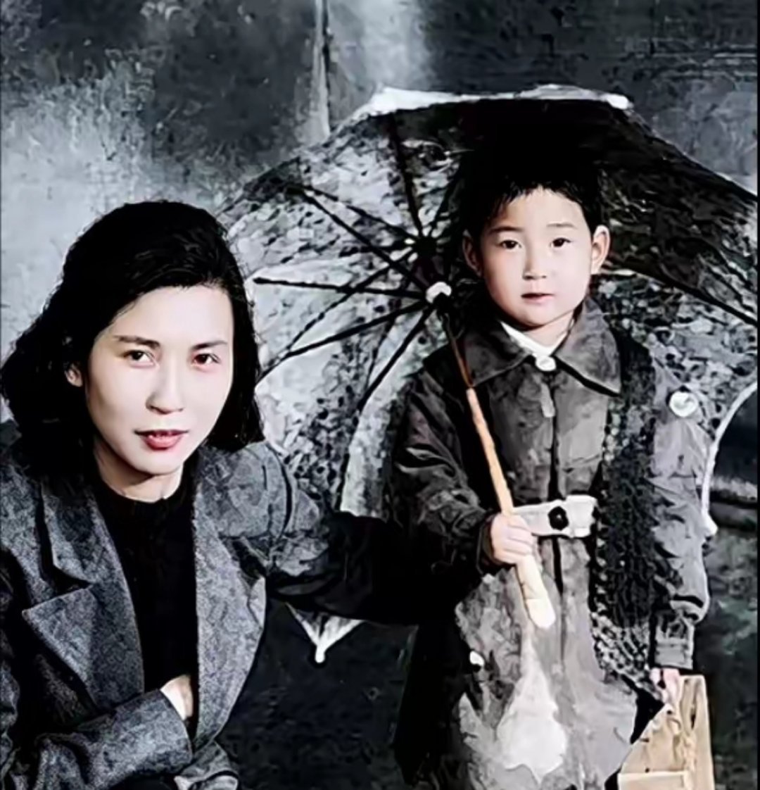 贺子珍与女儿李敏在前苏联生活时期的珍贵合影留念。历史