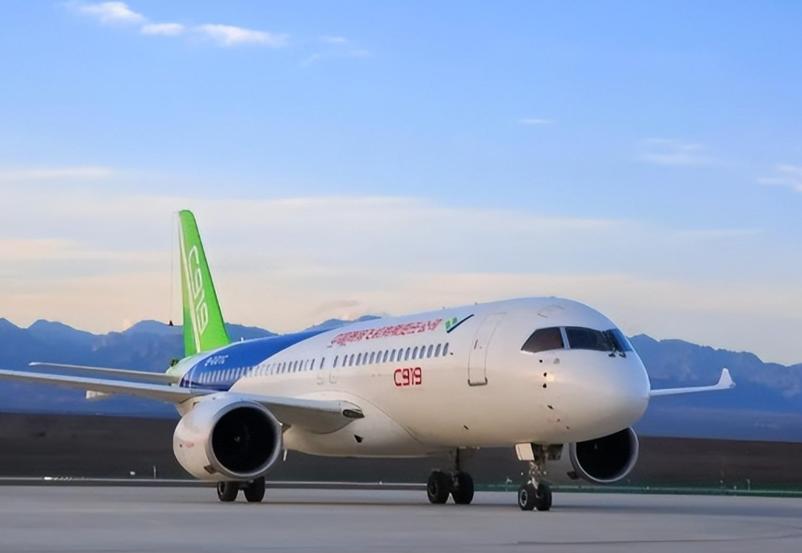 波音和空客这次算是彻底看傻了眼：原以为只要欧美适航证不发，中国大飞机怎么也飞不出