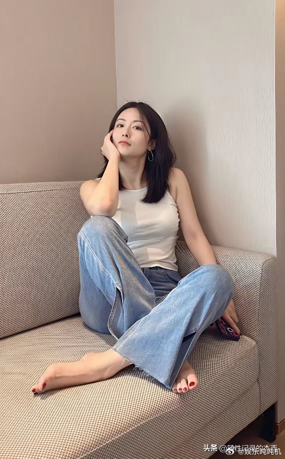 这么美的一个女明星，脚丫子也干干净净的，为什么左小青和宋佳都红了，她却一直不红呢