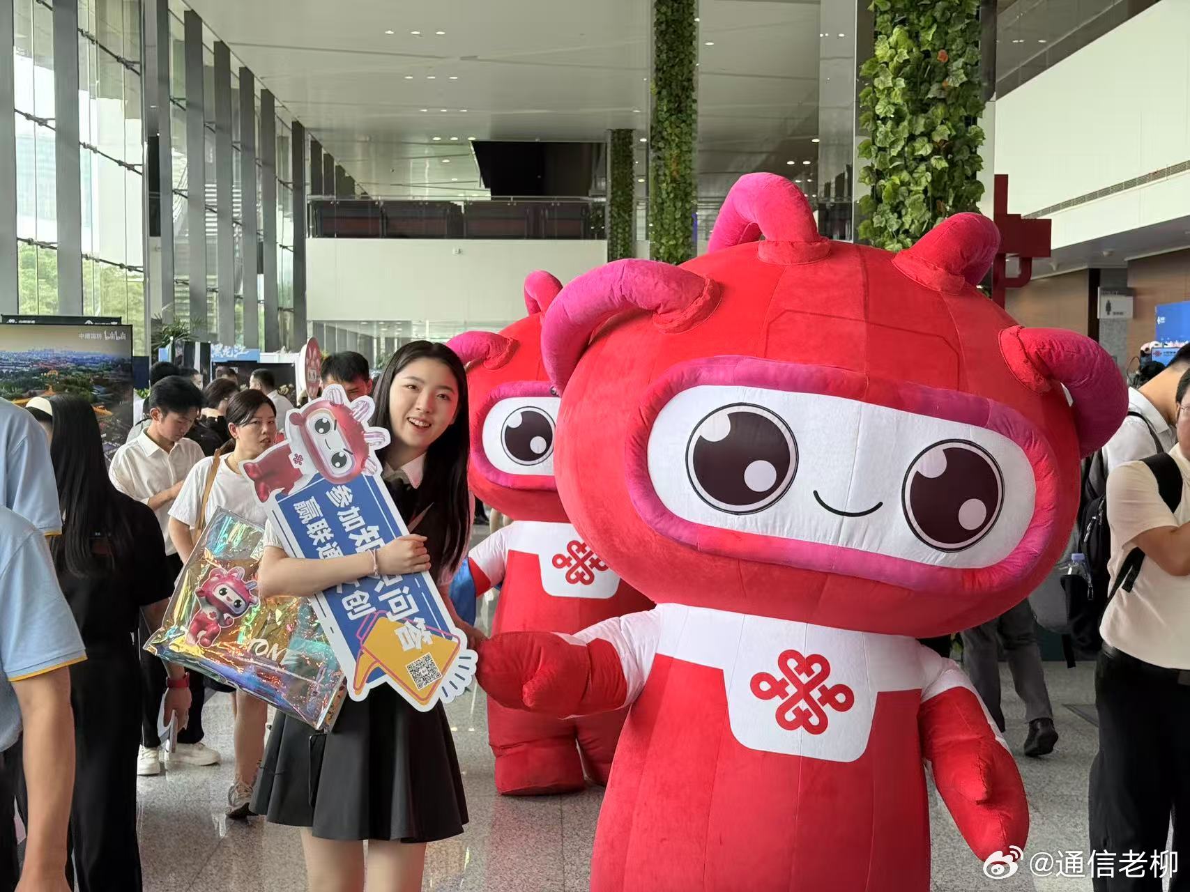 热闹了！7月18日，上海世博中心内响起动感节拍——由两只憨萌“通通”玩偶领队、七