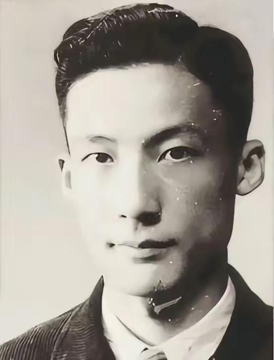 1949年，毛人凤下令处死朱君友。朱君友坦然赴死，却发现枪决他的2名特务，朝他频
