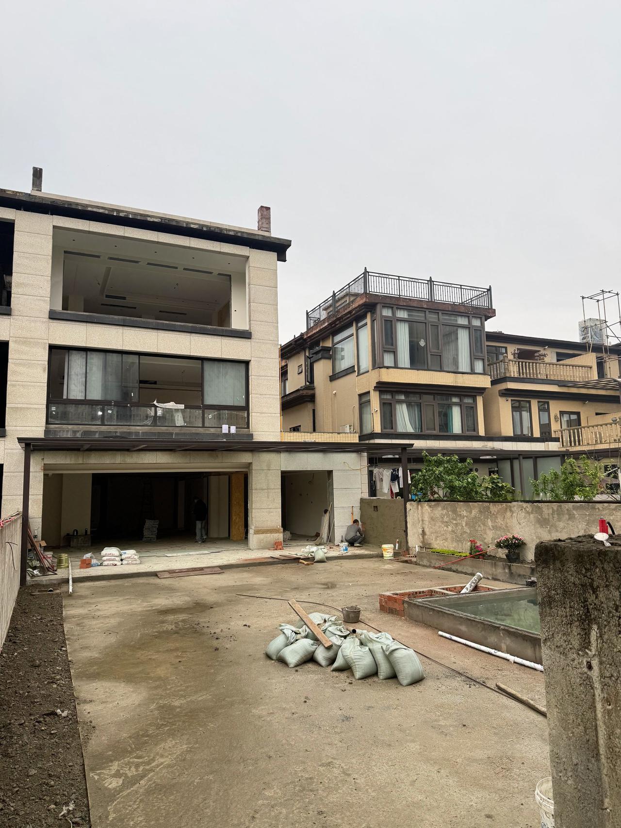 哈哈，
先简单看一组光华大道金河谷这边的别墅装修现场吧，
说快了吧，其实真的也都