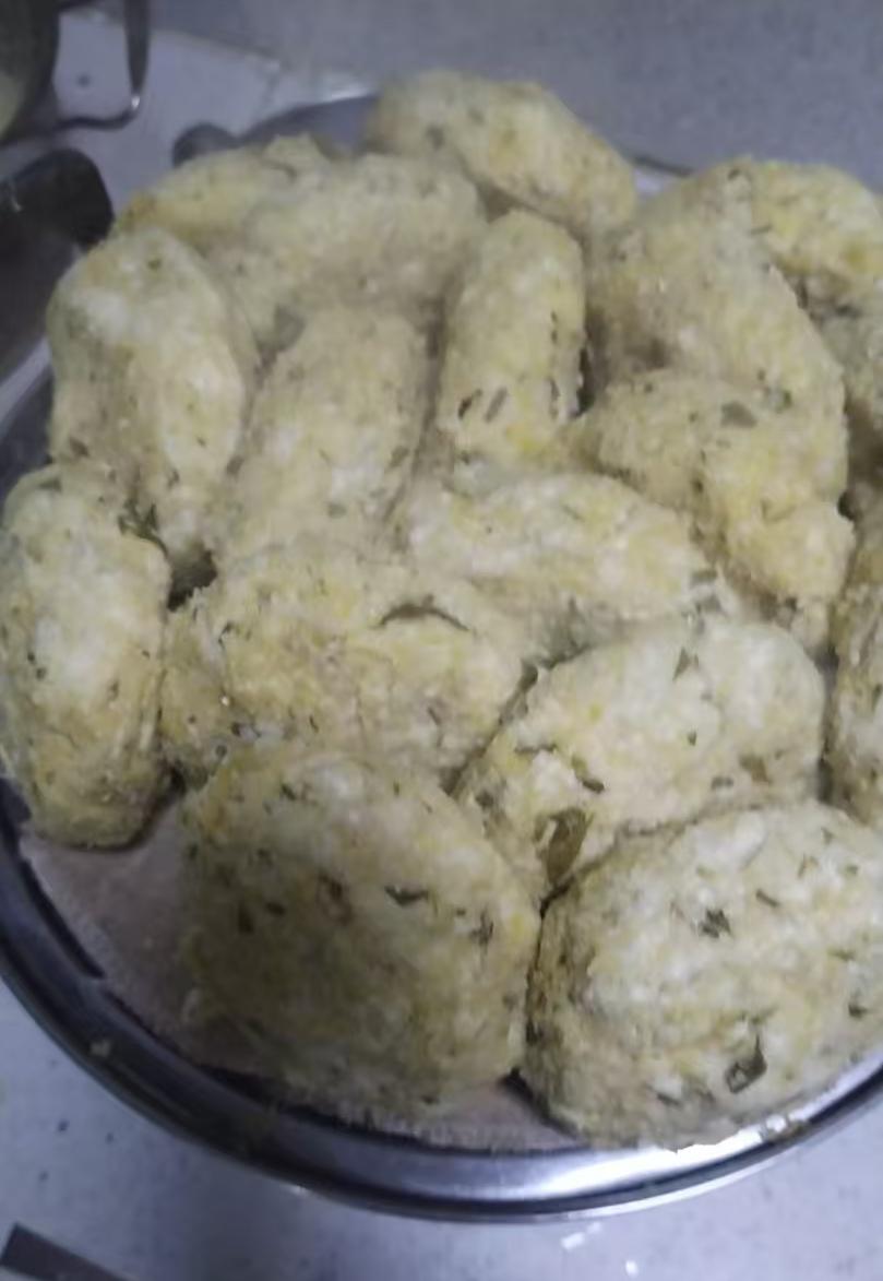 豆渣玉米面菜饼子，是藏在烟火气里的旧时光味道。
 
金黄的玉米面裹着湿润的豆渣，