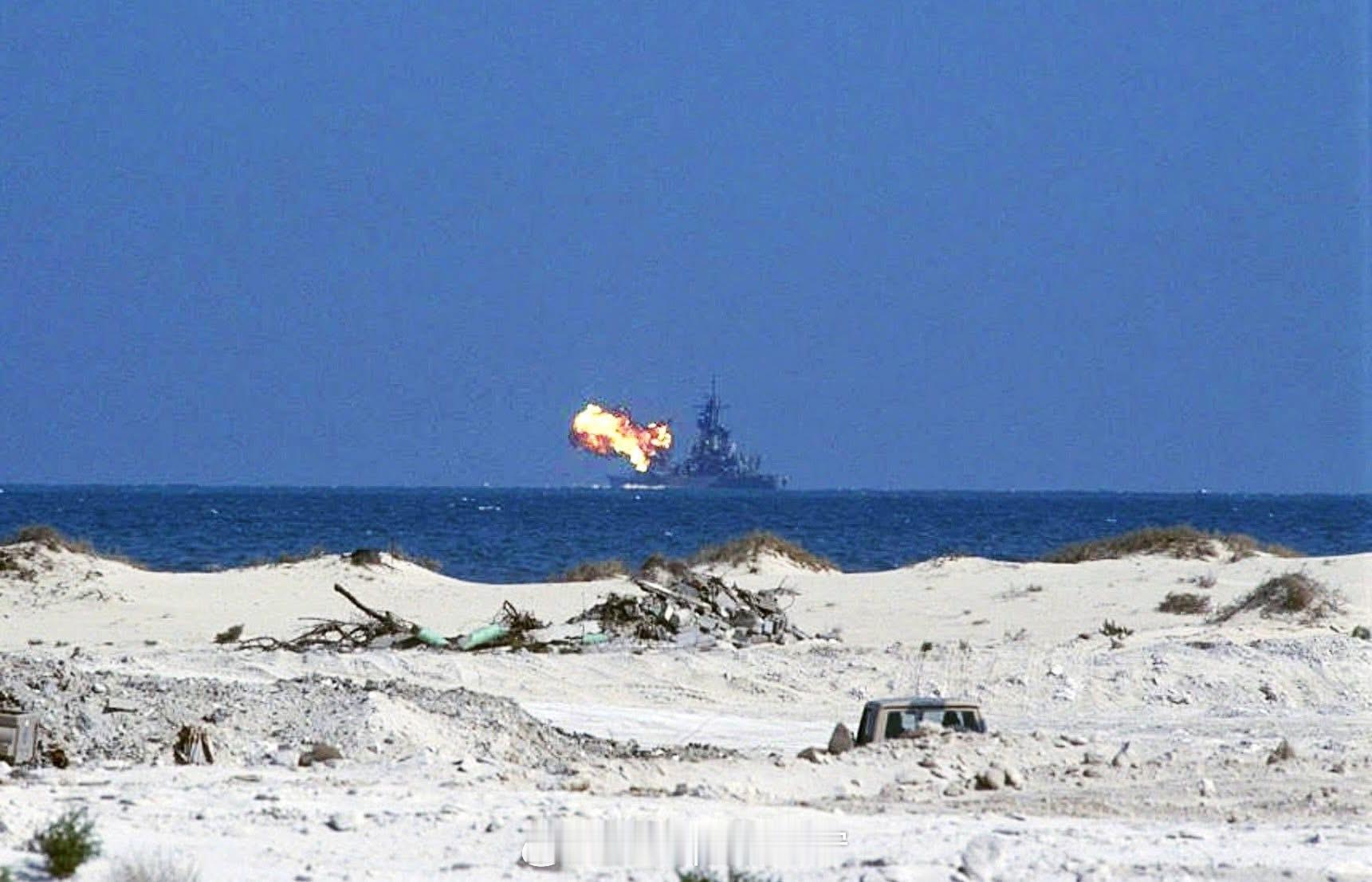 照片中的历史 1991年2月5日，位于沙特阿拉伯海夫吉附近海域，美国海军战列舰“