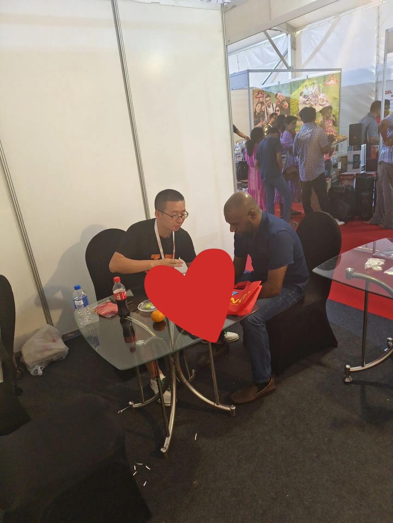 没有想到，第二天收获更多！
展会第二天，我隔壁的摊位两位果然去马尔代夫玩去了。我