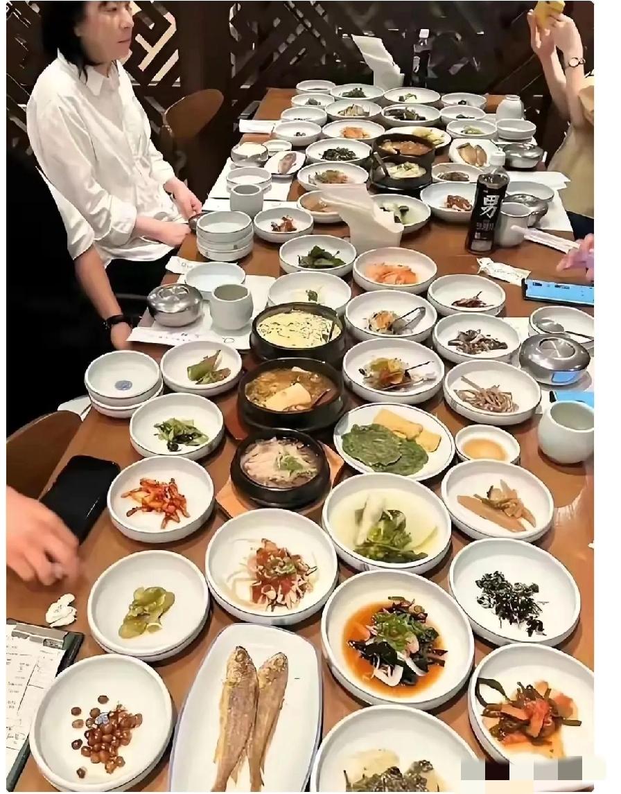 不得不说，看到这一大桌韩国菜，真是刷新了我的认知！[笑哭]