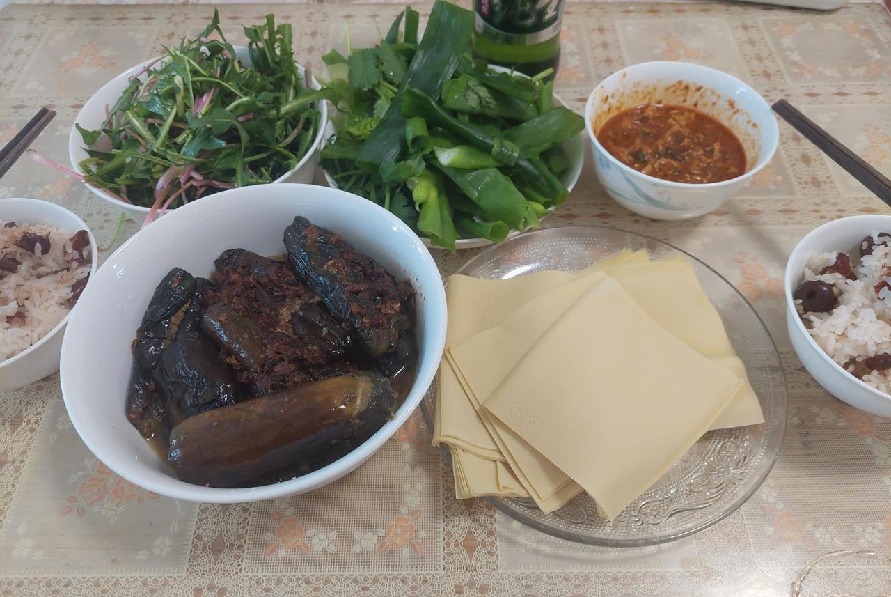 下午又睡了一觉，坚持写，把下周一和周二的头条小说写出了很多，约6000字，今天写