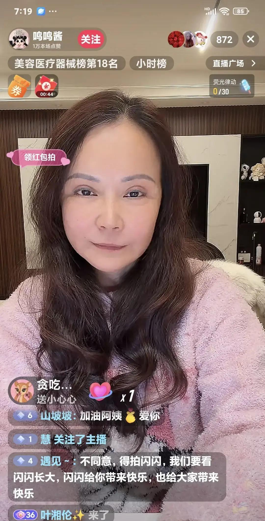 黄一鸣拿女儿“闪闪”当流量密码，外婆都看不下去了！
这到底是记录成长，还是在啃小
