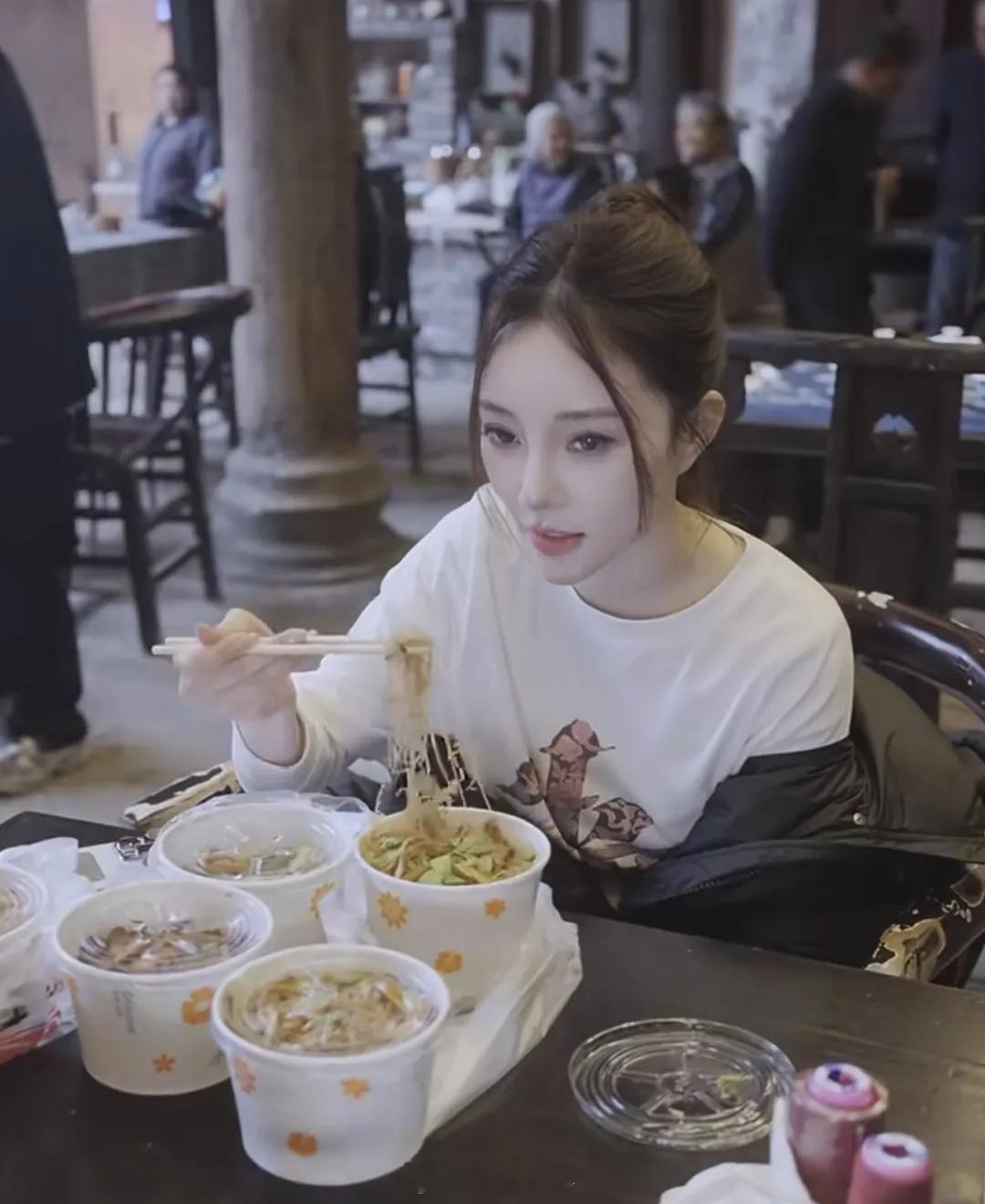 43岁李小璐舞出奇迹，打扮朴素庙里玩国粹，只是网红脸略夸张抢镜！李小璐昨日晒出一