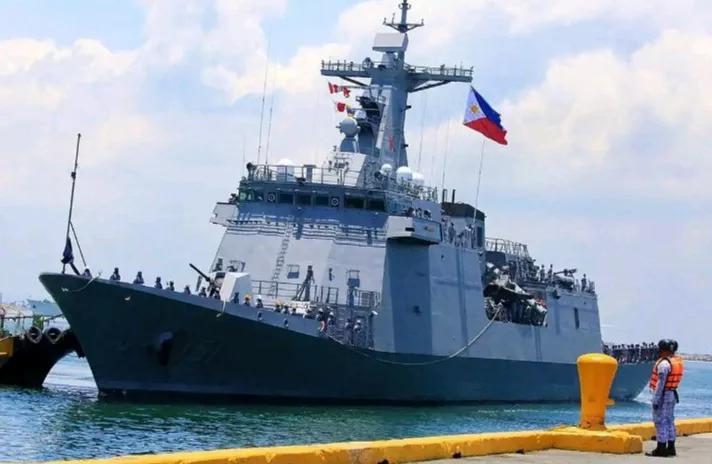 菲律宾🇵🇭武装人员竟用大刀指☞中国海警！！12月12日，菲律宾纠集大量船只在