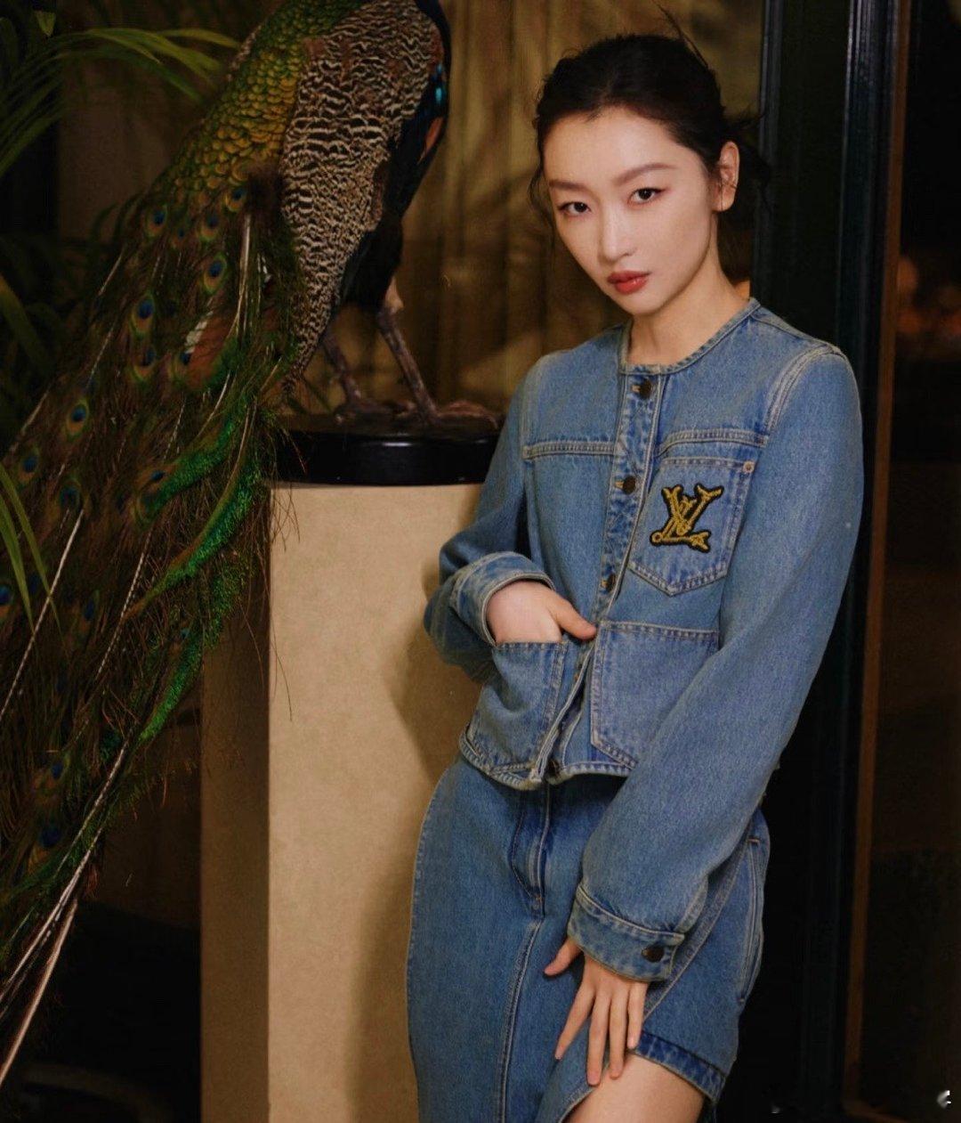 谁给周冬雨高叶递个双强的本子 相识 16 年从无名新人走到各自闪耀，如今顶峰同框