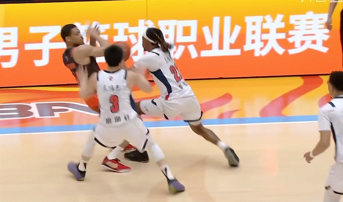 精彩的反击空中接力！胡明轩这波夹击够及时果断啊，广东队少了两位大腿暂时还没有落后