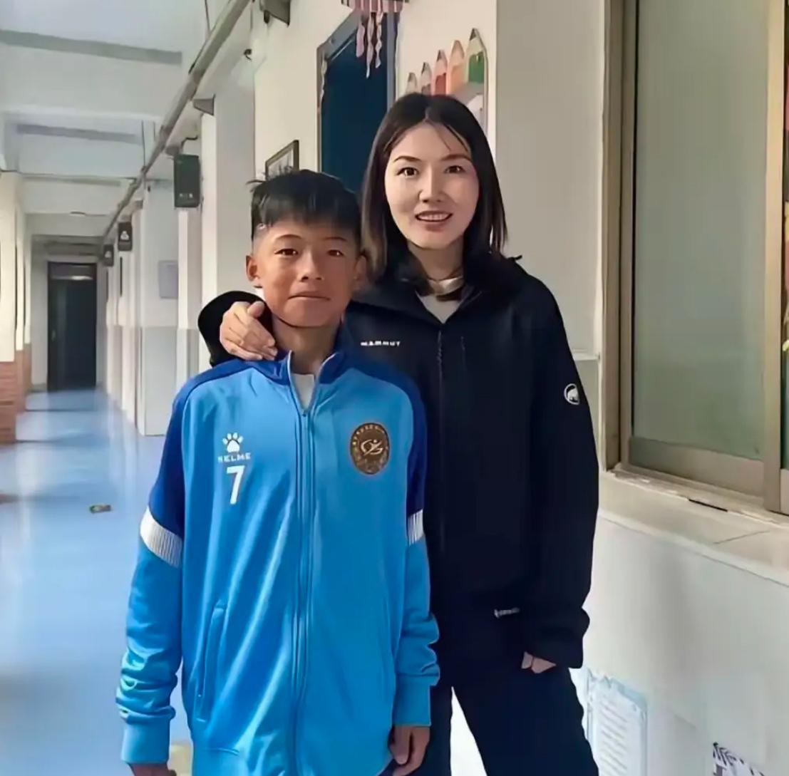 孟新艺回国了
等待他的不是欢迎仪式，也不是球迷的欢呼声，而是他学校老师的一句话，