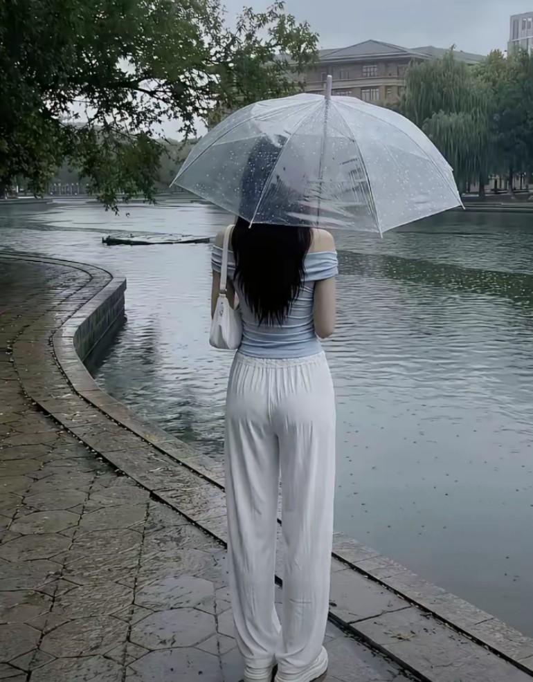 一伞清透避烟雨，自在从容，满眼温柔治愈