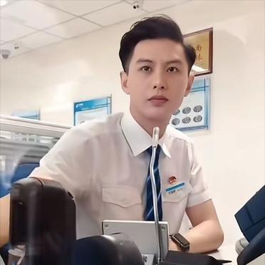 一个成年男人，坐在地上哭到睡着。
不是因为失恋，不是因为破产。就是觉得累，觉得委