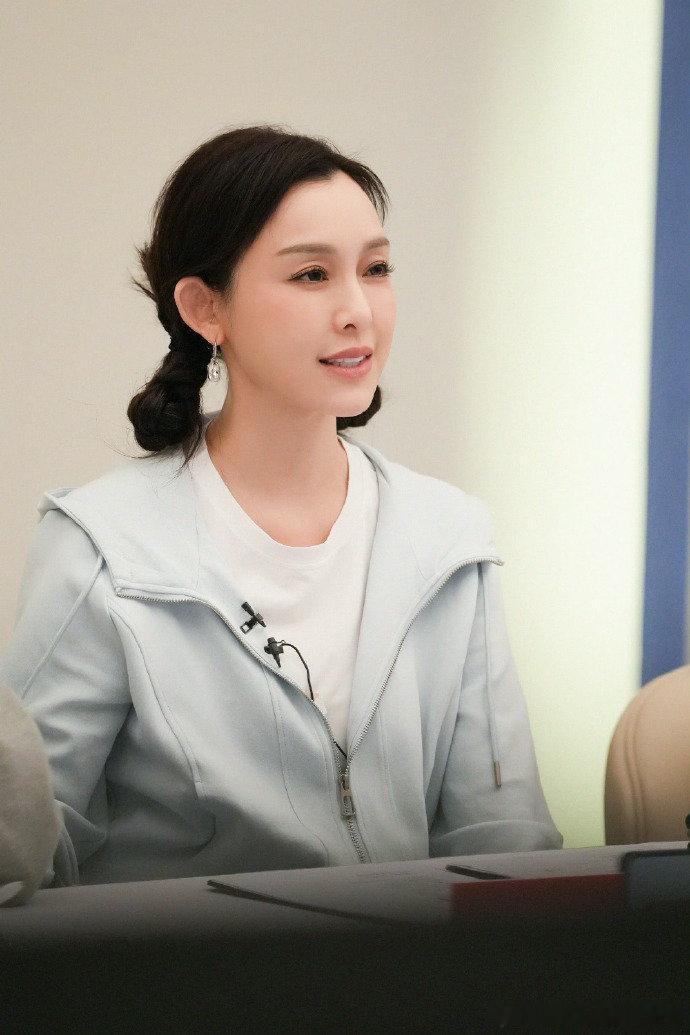 浪姐没更新都有第二 乘风2026 姐姐们太权威了，随便一个动态都能顶起半边天热度