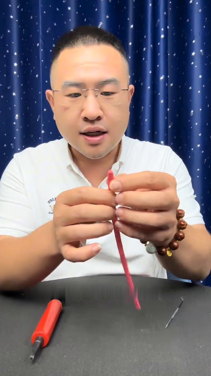 口吞气球魔术今天终于破解。
大家好，视频中的口吞气球是如何做到的？非常简单。
·