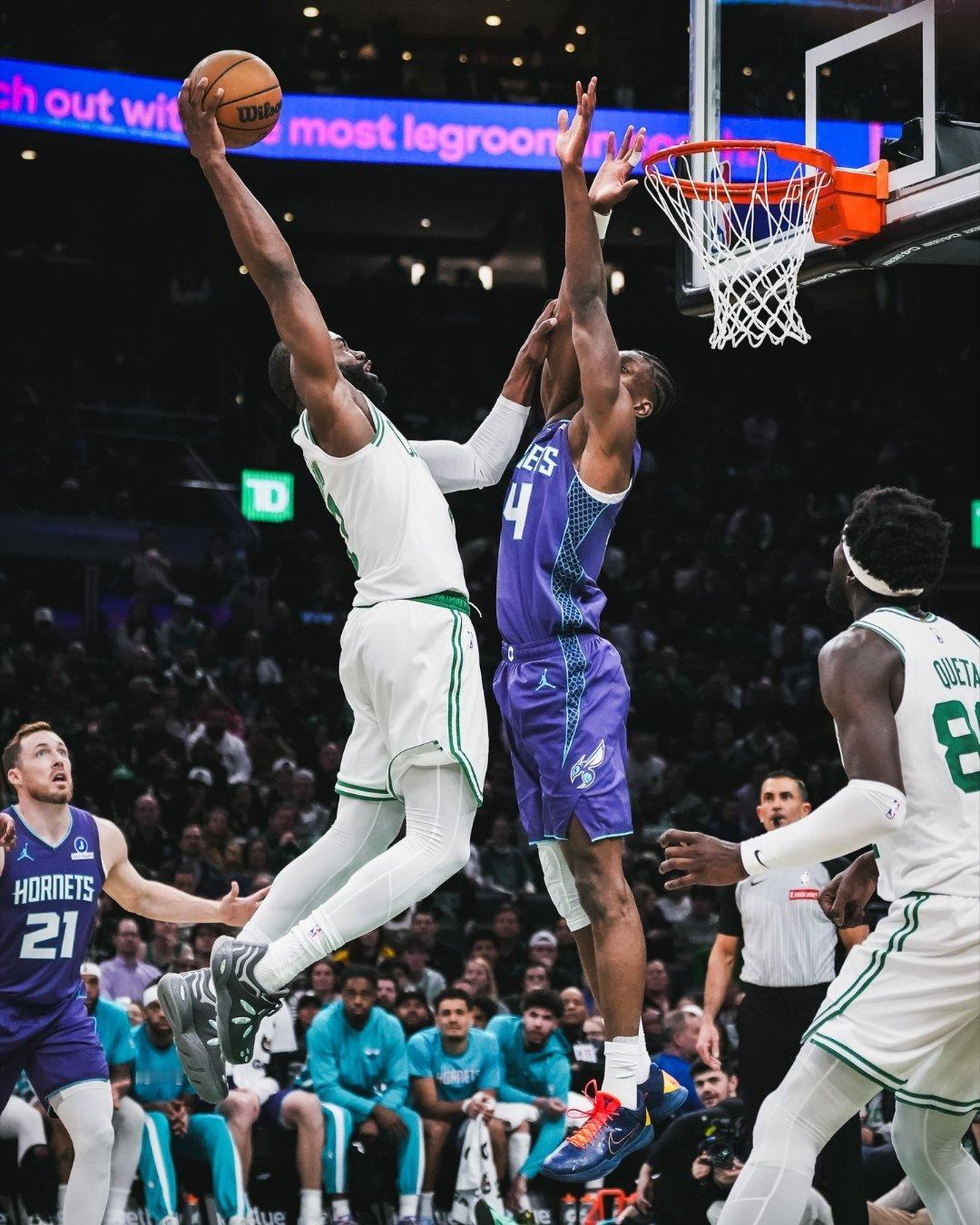 凯尔特人图库 单赛季已经6次40+，本赛季杰伦展现出的带队能力，放眼队史是个什么