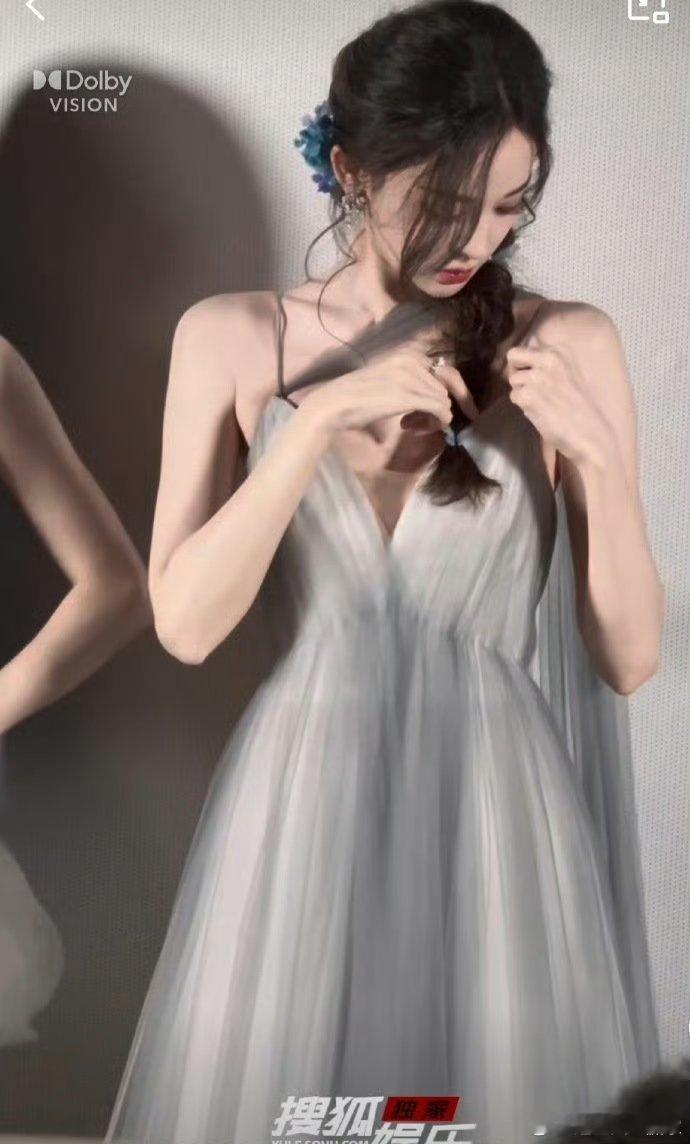 娜扎跳舞肩带断了，丝毫不影响她还是这么漂亮啊！简直是蓝海仙女级别的美貌