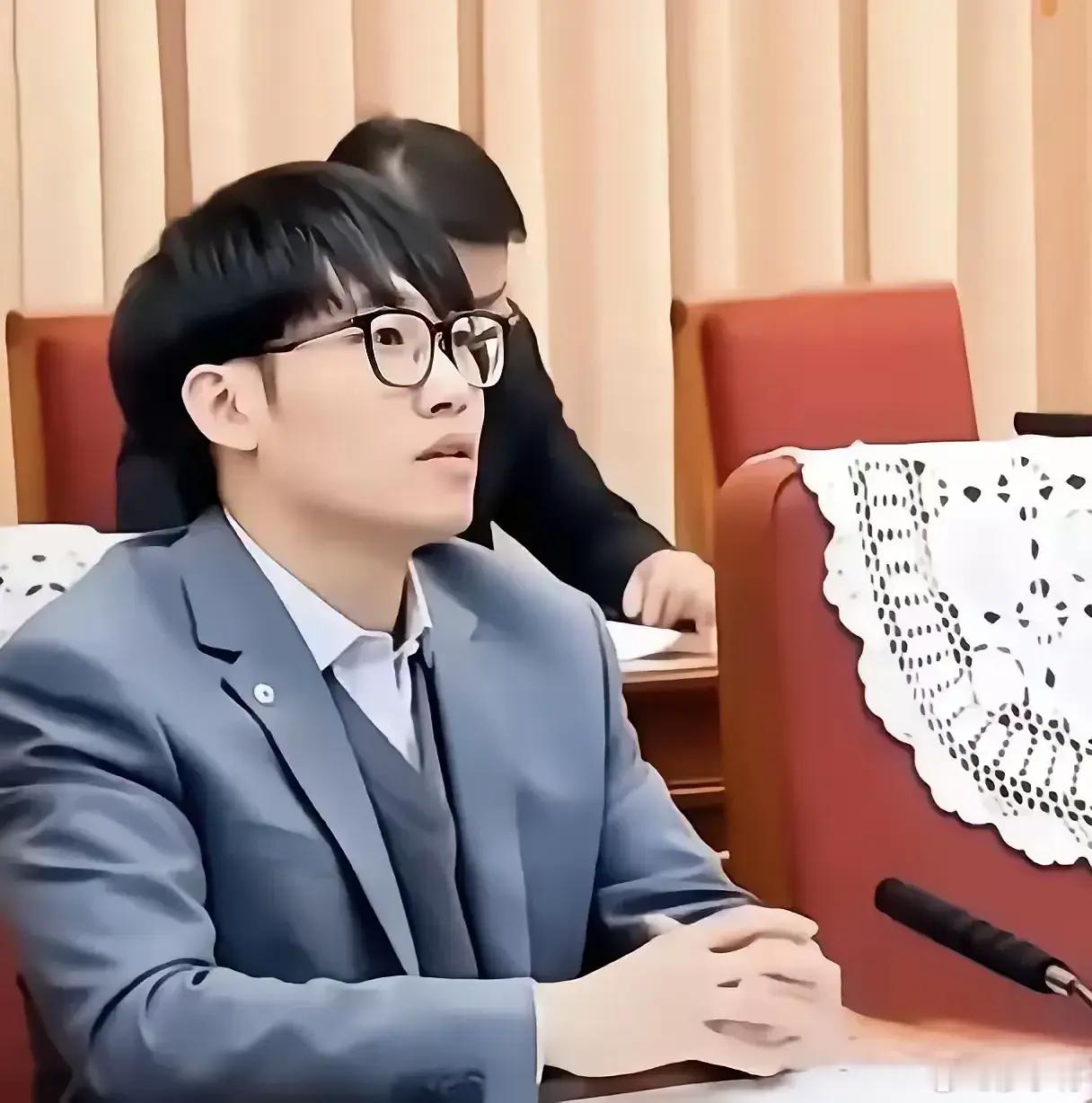 DeepSeek创始人实习时月薪已超1.6万 一个浙大的同学带领一群北大的同学，