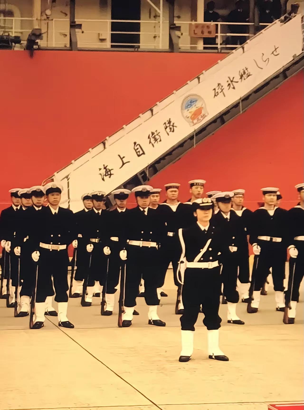 看这群日本自卫队官员和自卫队普通队员的身材。

他们有一个共同点，年纪偏大，二十