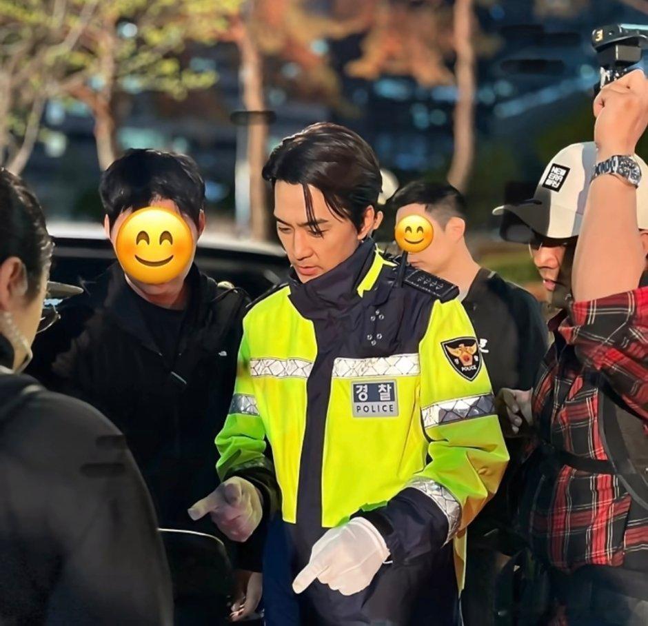 宋承宪新剧《金子般我的明星》拍摄花絮，演的是交警吧，穿制服还是很帅 ​​​