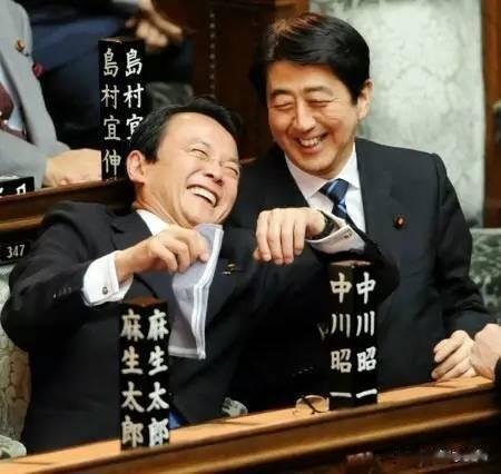 日本前首相、自民党副总裁麻生太郎在台湾窜访，我们绝对不能逛着，必须强硬回击，麻生