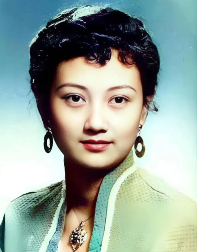 1992 年，八一厂背着 800 万外债，眼看就揭不开锅了，领导找到女演员王晓棠