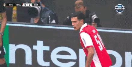 阿森纳来学学！地铁可以这样挤……一次技术、时机与战术执行完美结合的杰作。

机敏