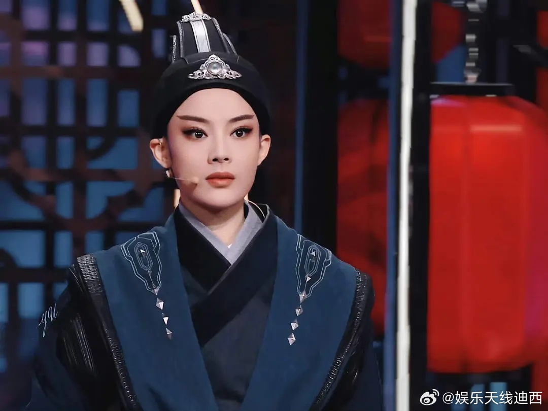 好壮观啊！陈丽君长沙越剧演出，粉丝送了52059朵玫瑰🌹[哆啦A梦害怕] ​​