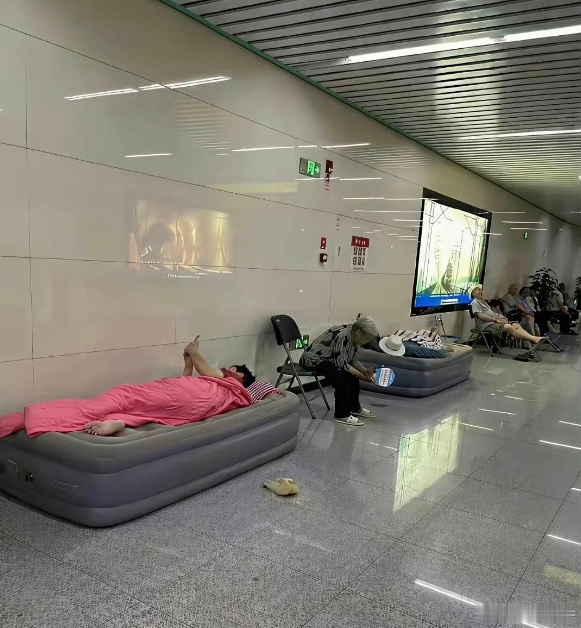 地铁站这样蹭空调就过分了吧 