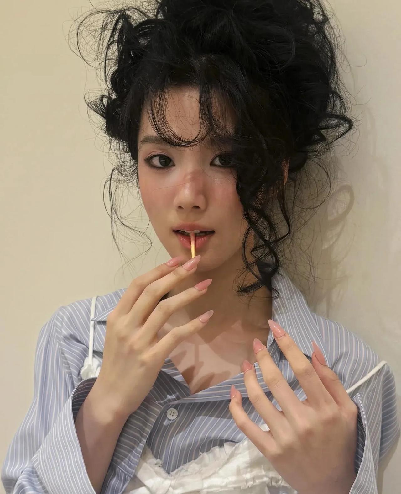 卢昱晓真的有点像刘亦菲呢，你们觉得呢？而且她爸爸教育孩子很让人羡慕。她染粉色头都