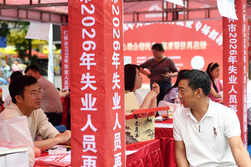 普通人如果不打工，有这16个工作可以做：

1、第一个，快递员，月5000元
2