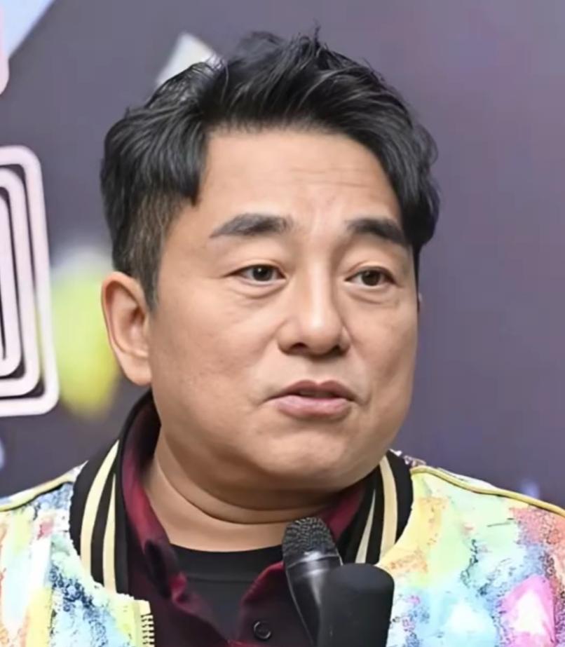 真正喜欢上吕方，是从爱听他倾情演绎推出的个人专《弯弯的月亮》开始。

不知不觉间
