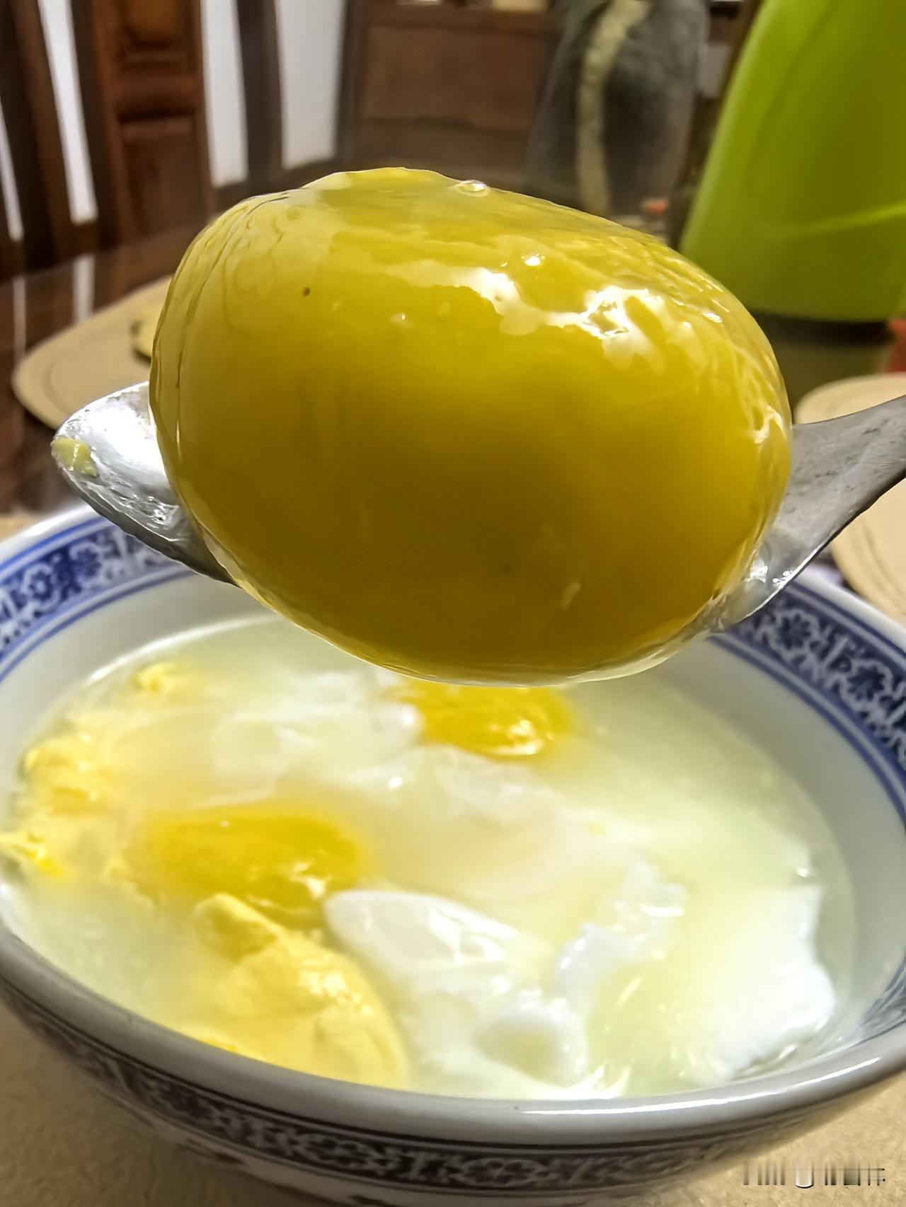 元宵佳节，那必须得有点仪式感。小时候，每到这天，家里都会煮上一大锅汤圆，黑芝麻馅