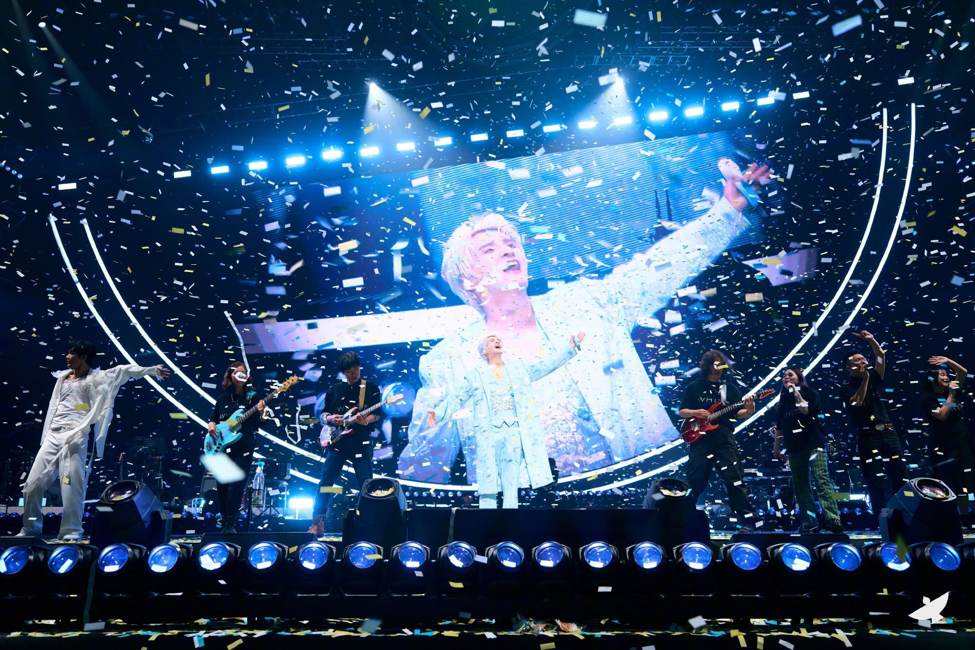 张远原来万人场的星光是这样的  在三巡演唱会上和粉丝合唱仰望星云，每个人手中的光