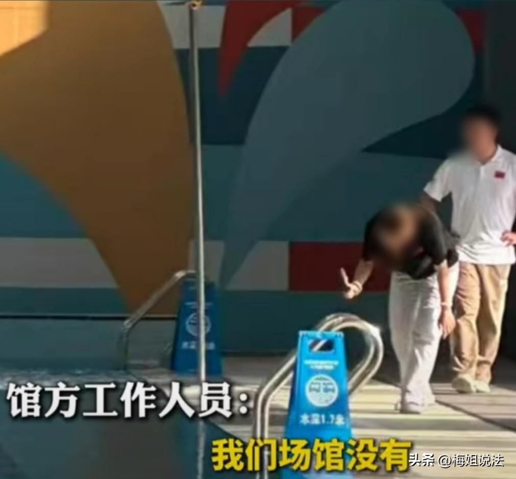 武汉，女子正在游泳馆游泳，突然看到店员拿着手机对着泳池拍，仔细一看天塌了，对方竟