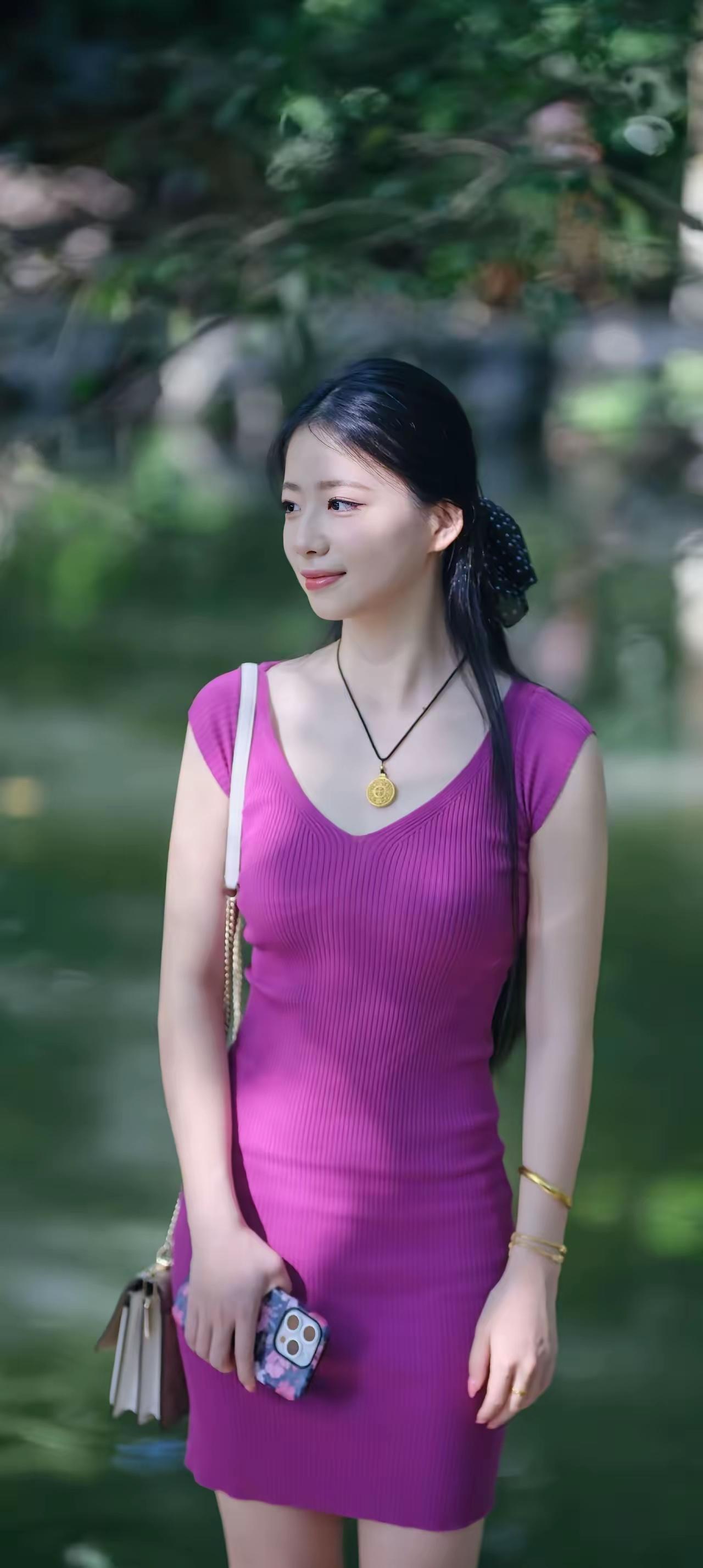 紫裙映绿林，温柔藏进每个细节里。她立于林间，笑意浅浅，像从画里走出来的少女，连空