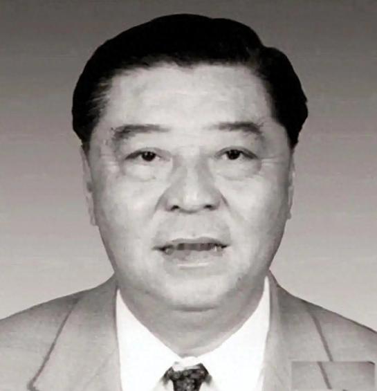 1975年，一纸任命从北京直落广东，把一个偏远县的县委书记推上了省委书记的位置。