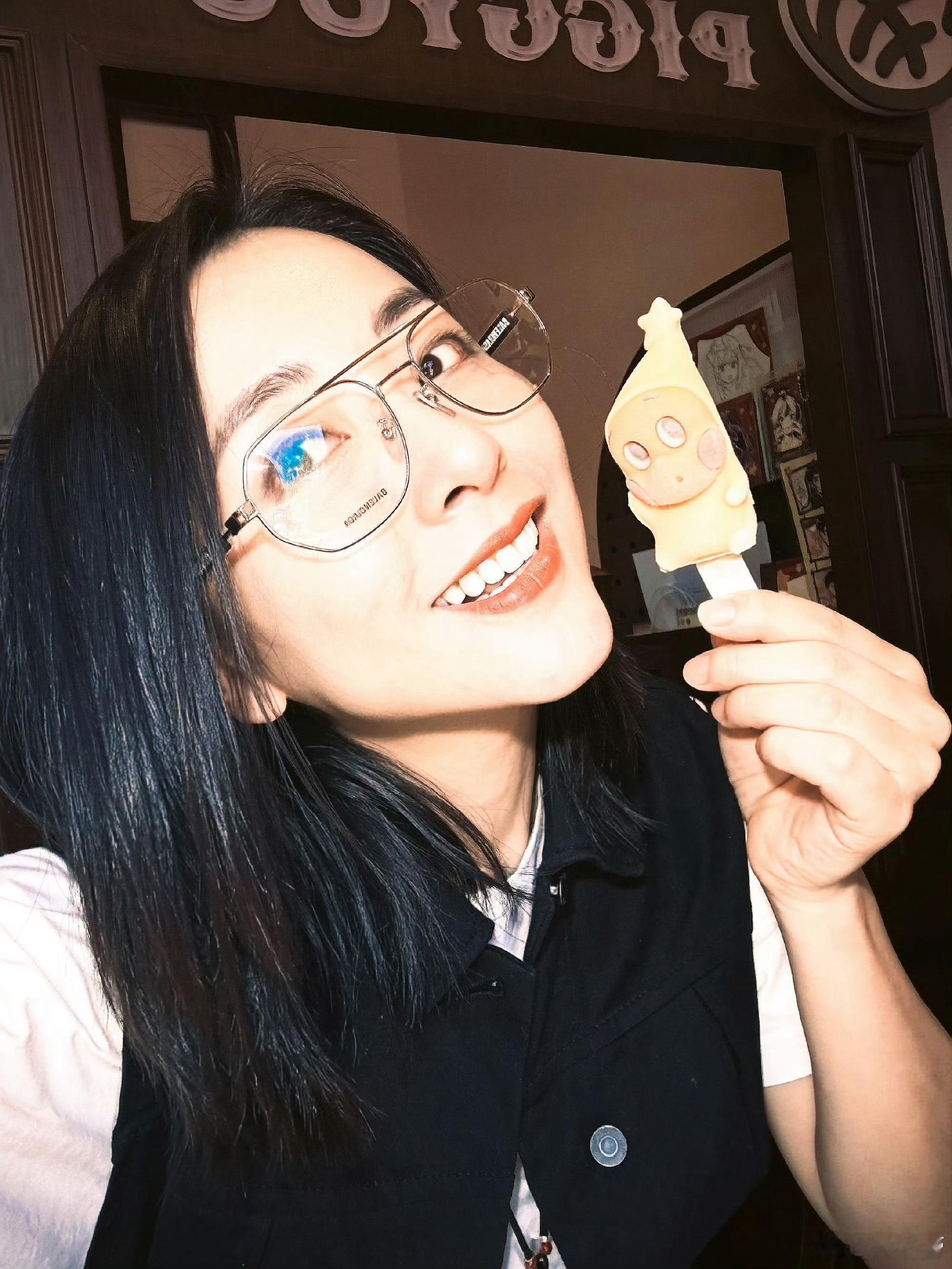 黄小蕾 请粉丝吃饭给粉丝打折这样的姐姐请给我来一个可以吗！！好宠粉好大方！！姐姐