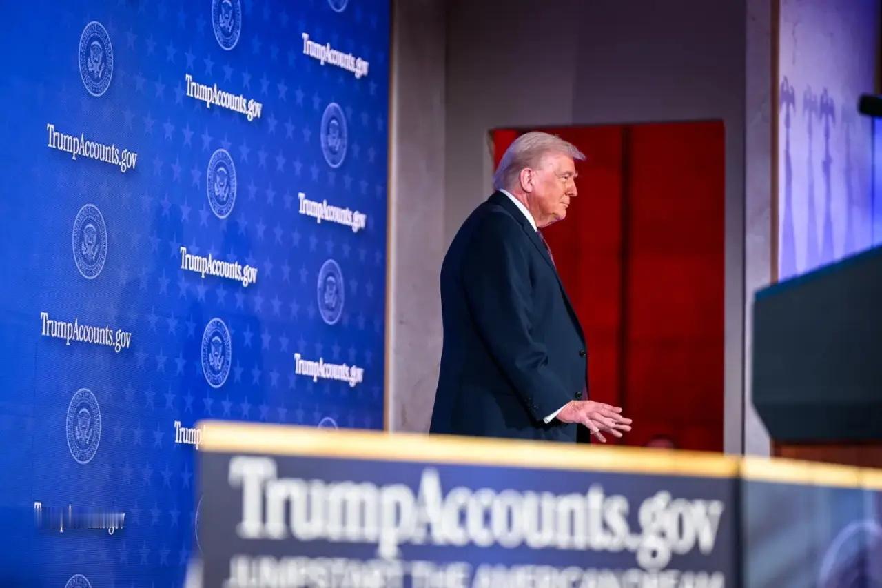 烽火问鼎计划 特朗普起诉美国财政部，要求100亿美元赔偿美国总统唐纳德·特朗普正