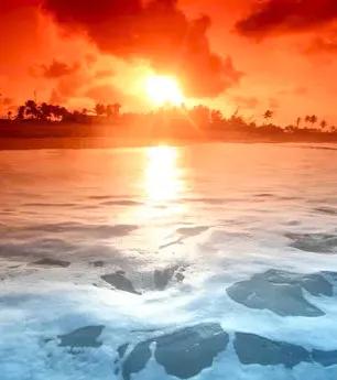 方圆天地，为头条联友对联：
黄山不舍夕阳落，
碧海欣迎旭日升。