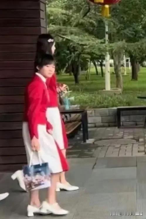 哇塞
穿裙子亮相呀
真是让人眼前一亮！

咱们以前都是看她跳水，这次她高跟鞋一踩
