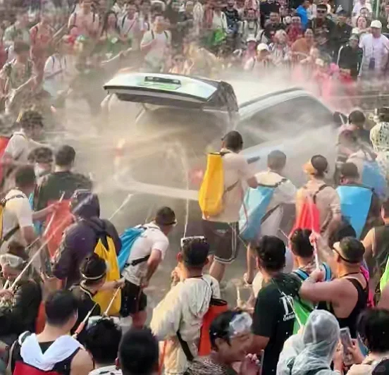 文旅局回应泼水节多人围车泼水 这个事情如果不处理好我感觉以后都没什么游客敢去玩了