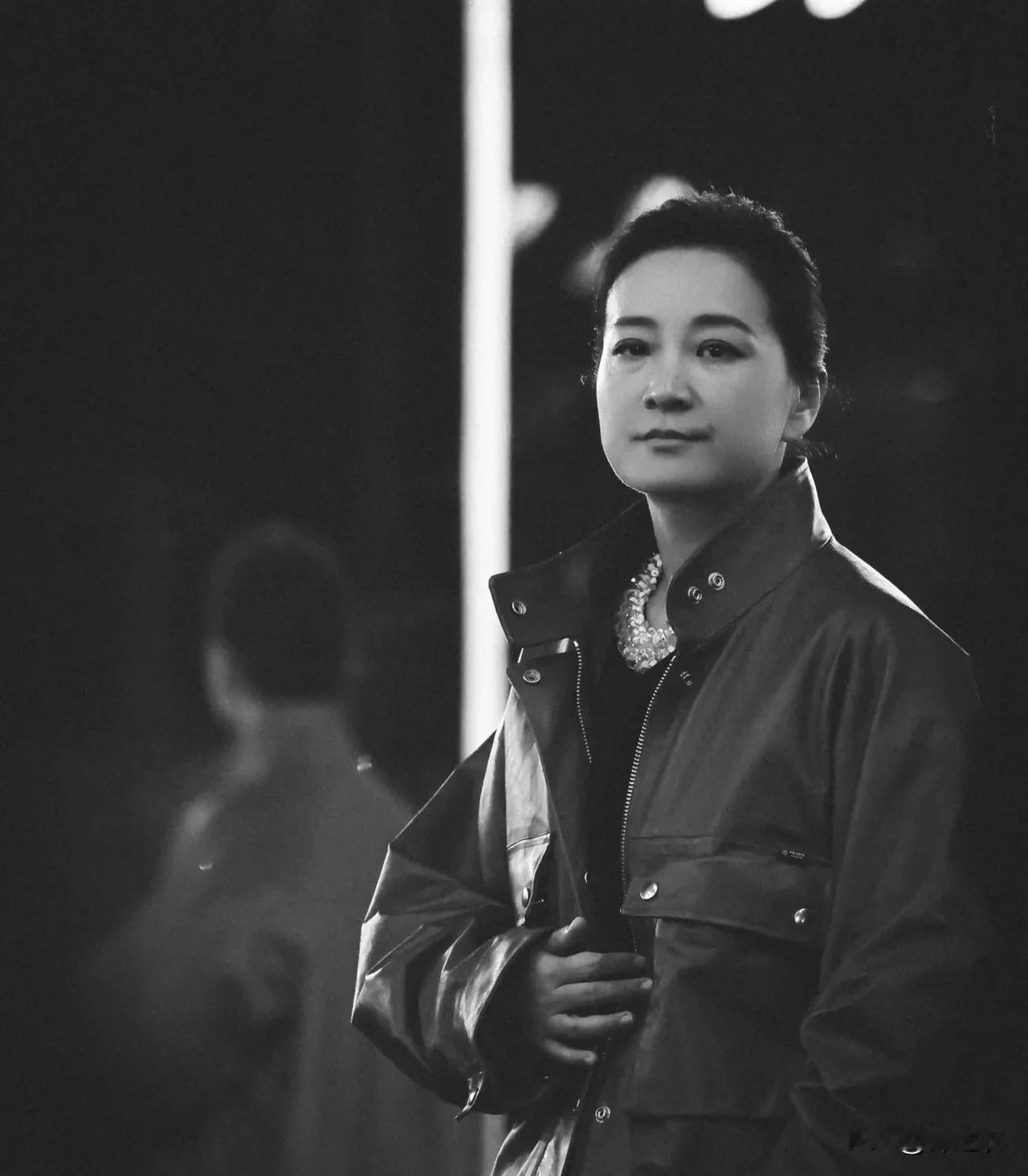 贾玲胖的时候出于事业发展等等原因，走谐星路线，一次次做绿叶做捧哏的拿自己开涮，年