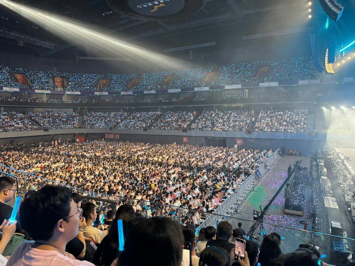 黄霄雲演唱会上座率黄霄雲的演唱会真的太多人了吧，这就是黄霄雲的实力吗 一个演唱会
