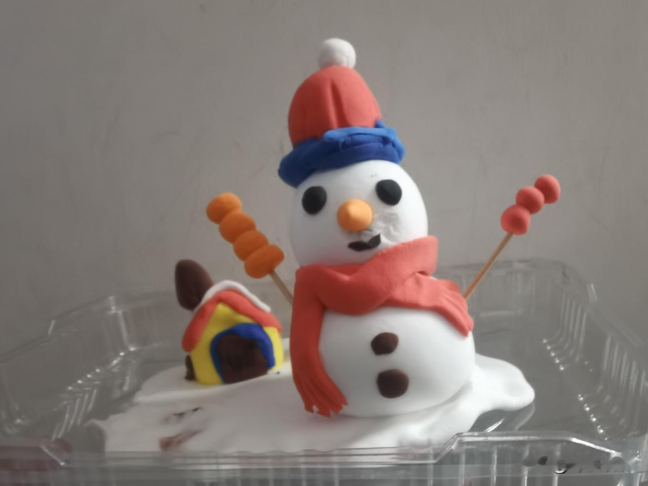 冬日，南方的小朋友看到几片雪花就激动的不得了。
没有积雪做不了雪人怎么办？自己用