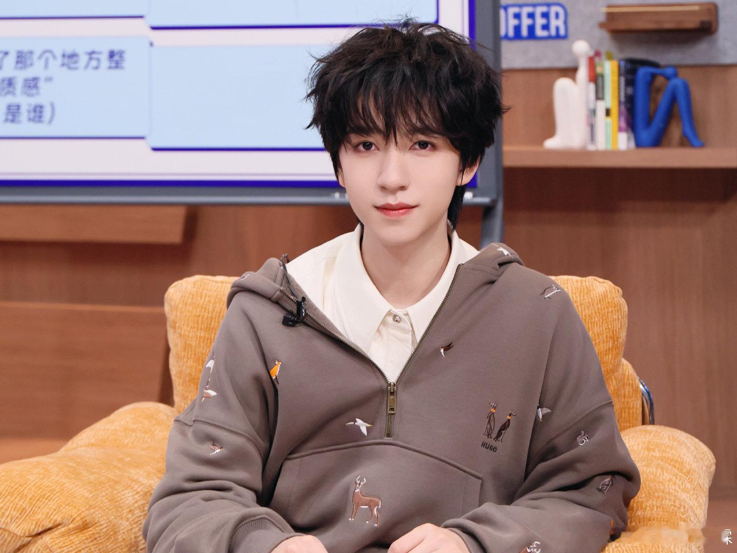 贺峻霖说终极课题来了贺峻霖棕色刺绣卫衣贺峻霖：终极课题！来了！是我们少年感满分的