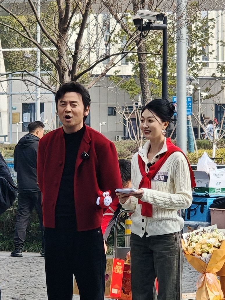 雷佳音自带坚果上街唠嗑 雷佳音自带坚果上街唠嗑，咱就说是谁还没有看到我们的雷佳音