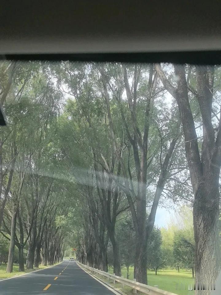 延庆滨河南路是一条适宜骑行，风光怡人的乡村公路。